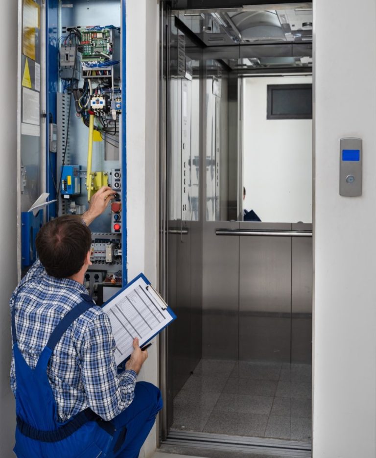 Zwei Geschäftspartner besiegeln ihre Zusammenarbeit mit einem Handschlag, während im Hintergrund ein Laptop steht.