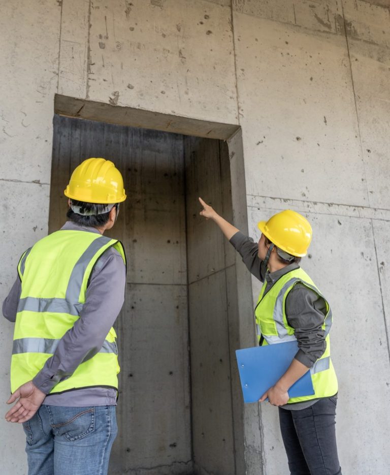 Zwei Geschäftspartner besiegeln ihre Zusammenarbeit mit einem Handschlag, während im Hintergrund ein Laptop steht.