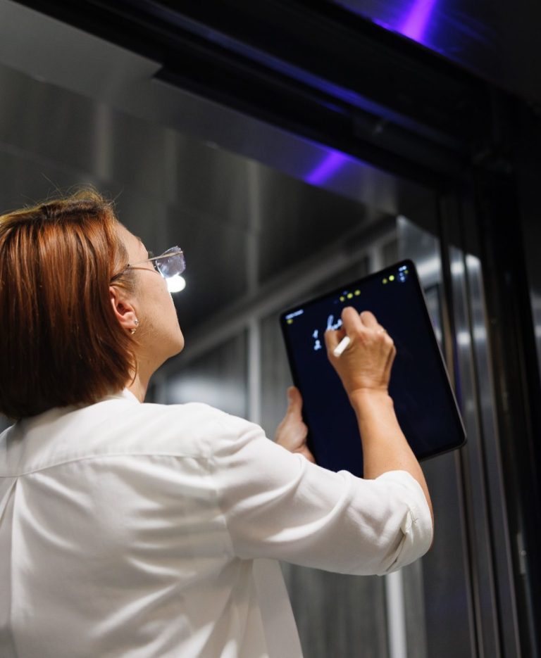 Zwei Geschäftspartner besiegeln ihre Zusammenarbeit mit einem Handschlag, während im Hintergrund ein Laptop steht.