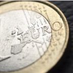 Faire Preise Nahaufnahme einer 1-Euro-Münze mit strukturiertem Rand und Hologramm.