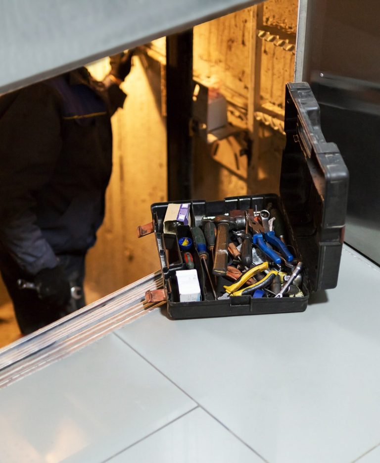 Zwei Geschäftspartner besiegeln ihre Zusammenarbeit mit einem Handschlag, während im Hintergrund ein Laptop steht.