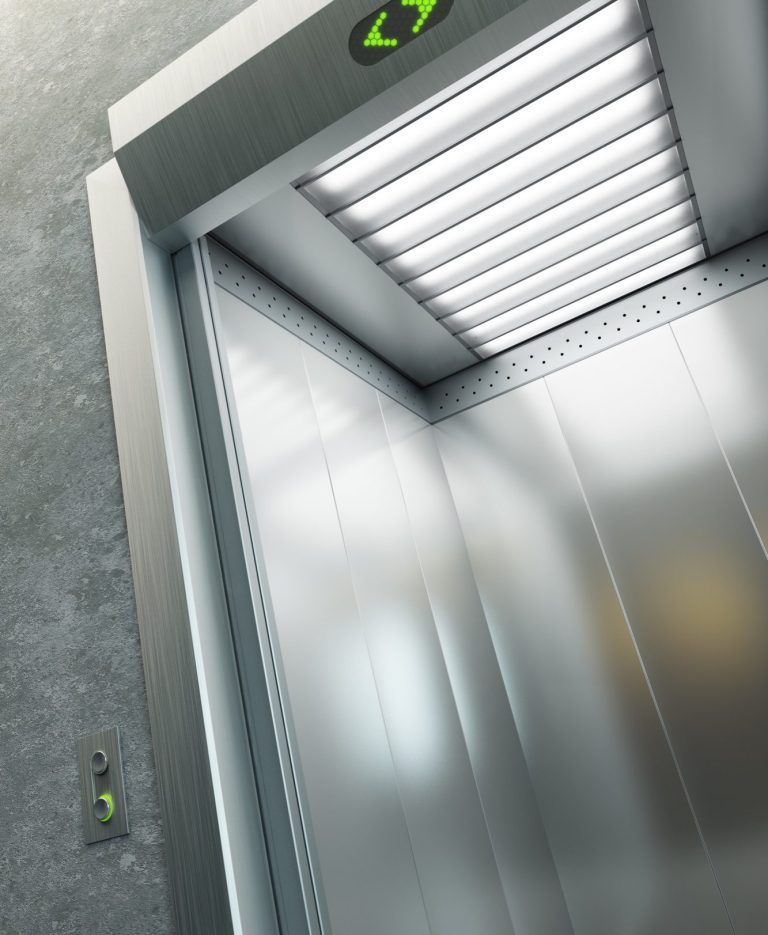 Zwei Geschäftspartner besiegeln ihre Zusammenarbeit mit einem Handschlag, während im Hintergrund ein Laptop steht.