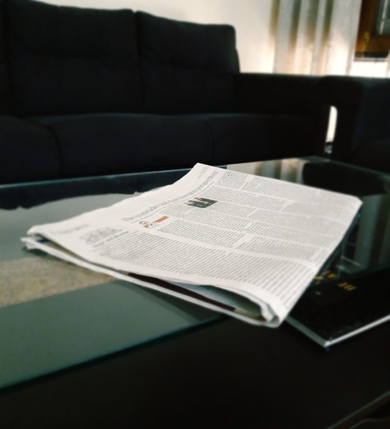 Dieses Bild zeigt die Kabine eines top modernen Aufzugs mit Edelstahlpanelen und Kabinenelementen aus Glas, sowie Aufzug Drucktasten und Haltegriffe aus Edelstahl. Es ist dynamisch von unten nach oben dargestellt.